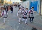 تلميذات يتوجهن للمدرسة صباح اليوم بغزة