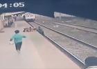 عامل سكة حديد ينقذ حياة طفل