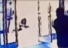 لحظة اعتداء رجل على إمرأة من أصل آسيوي
