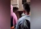 أب يرمي ابنته من الشباك