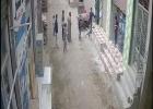 شاب يحاول اطفاء الحريق