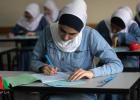 طالبات توجيهي يؤدين الامتحان في احدى المدارس الفلسطينية