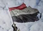 مواطن عراقي يحلم علم العراق