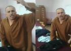 مسؤول جزائري يتعرى في مكان عام