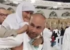 شاب يحمل والدته أمام الحرم المكي