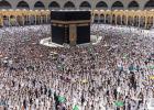 معتمرن في صحن الكعبة