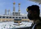 فيديو يخطف القلوب.. رجل أمن سعودي يطوف بسيدة كفيفة حول الكعبة ويثير تفاعلا (شاهد)
