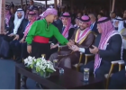 طفل يسلم ورقة لملك الأردن