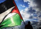 شاب يحمل علم فلسطين