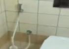 كويتية تعثر على كاميرا مخبأة داخل حمام نساء في أحد البنوك
