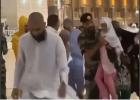 رجل أمن يحمي طفلة من العواصف بمكة
