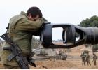 جندي اسرائيلي يقف أمام دبابة