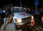 الصليب الأحمر يستلم أسرى اسرائيليون- معبر رفح AP Photo/Fatima Shbair