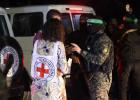 مقاتل من القسام مع موظفي الصليب الاحمر Getty Images