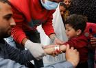 أطباء يفحصون أحد الأطفال في مخيمات النزوح