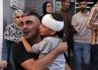 رجل فلسطيني يحمل صبيًا بعد أن عولج من إصابة في الرأس في المستشفى، في أعقاب غارة جوية إسرائيلية على رفح بجنوب قطاع غزة في 23 أكتوبر 2023.