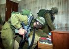 جنود الاحتلال يعبثون في منزل بالضفة الغربية (رويترز)