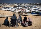 نازحات يتجمعن قرب مخيم مؤقت غرب رفح جنوب قطاع غزة (تصوير أ ف ب)