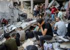 مواطنون على انقاض بيوتهم في قطاع غزة