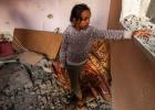 فتاة فلسطينية تعاين منزل دمرته ضربات إسرائيلية الاثنين