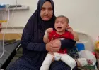 طفلة عمرها سنتان من غزة، بترت ساقها بعد أن علقت تحت الأنقاض جراء القصف