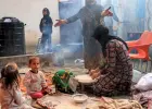 أم تعد الخبز التقليدي لإطعام صغارها في غزة