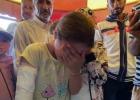 الطفلة صفاء الأغا أثناء توديع جثامين أمها وأبيها وشقيقها الأصغر