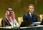 وزير الخارجية السعودي الأمير فيصل بن فرحان والرئيس الفرنسي إيمانويل ماكرون يحضران قمة الأمم المتحدة بشأن «حل الدولتين» في مقر الأمم المتحدة بنيويورك (أ.ف.ب)