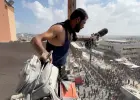 رجل يحمل المعدات التي استخدمها المصور الفلسطيني حسام المصري، في الموقع الذي قتل فيه مع صحفيين وأشخاص آخرين في غارات إسرائيلية على مستشفى ناصر، في خان يونس جنوب قطاع غزة، في 25 أغسطس الماضي (نقلاً عن وكالة "رويترز")