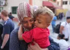طفل مريض يتشبث بأمه قبل مغادرته غزة مع جدته - أسوشييتد برس