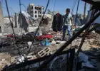 فلسطيني يحمل جاكيت الشاب مهند فروانة الذي قتلته غارة إسرائيلية بينما كان يتجهز لحفل زفافه ظهر اليوم في خان يونس جنوب قطاع غزة (إ.ب.أ)