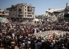 فلسطينيون يشاركون في تشييع رفات 112 شخصا من عائلتي حسينة وأبو شريعة