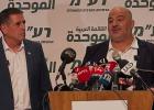 رئيس القائمة الموحدة، منصور عباس، إلى جانب سيغالوفيتش
