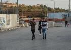 إغلاق شامل بالضفة الغربية وقرار إسرائيلي مفاجئ بشأن العمال الفلسطينيين