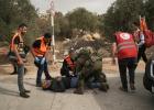 إسعاف فلسطيني أطلق الجنود الإسرائيليون النار عليه بعد هجوم للمستوطنين على قاطفي الزيتون في قرية أبو فلاح بالضفة الغربية