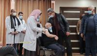 وزير الصحة الأسبق  رياض الزعنون يتلقى اللقاح