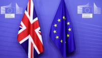 علم الاتحاد الأوروبي وعلم الممكلة المتحدة "بريطانيا"