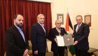 نيابة عن الرئيس محمود عباس، السفير دبور يقلد أمين عام الصليب الأحمر اللبناني جورج الكتاني نجمة بيت لحم من وسام بيت لحم
