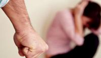 أب يضرب ابنته