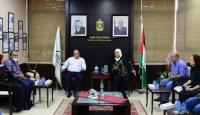 خلال استقبال المحافظ لعائلة الشهيد مهند الحلبي