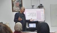 الأستاذ محمد قاروط خلال الندوة