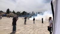خلال اطلاق قنابل الغاز في المسجد الاقصى
