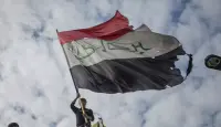 مواطن عراقي يحلم علم العراق