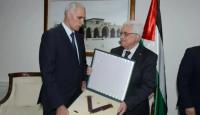 الرئيس محمود عباس يكرم الحج اسماعيل جبر