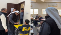 مدير مدرسة يواسي طفل