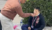 معلم يطعم أحد طلابه