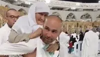شاب يحمل والدته أمام الحرم المكي