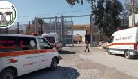 سيارا الاسعاف في انتظار جثامين الضحايا في الجانب الفلسطيني من معبر رفح