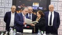 جانب من توقيع الاتفاقيات بين الحكومة والنقابات