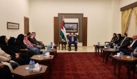 الرئيس الفلسطيني محمود عباس والوفد القطري